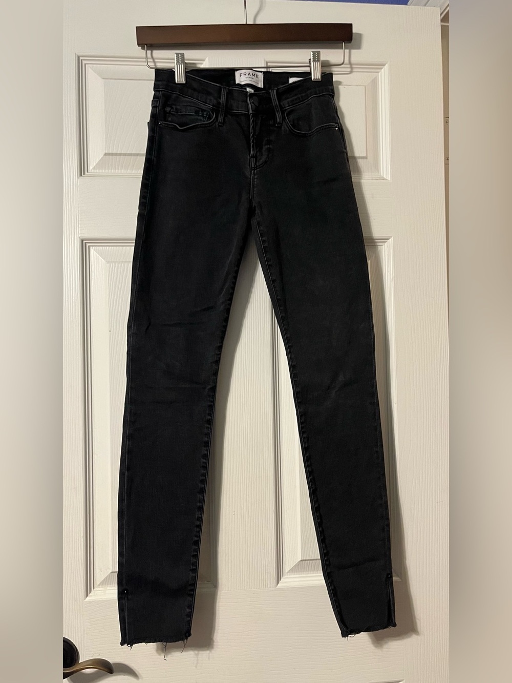 Frame $228 Le Skinny De Jeanne Fray Edge Slit Rivet Jeans in color: Oxshott